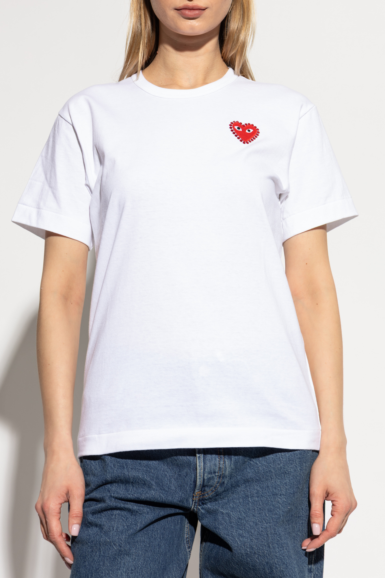 トップス AD2010 play comme des garcons T-shirt Biały T-shirt z naszywką w kształcie logo Comme des Garçons